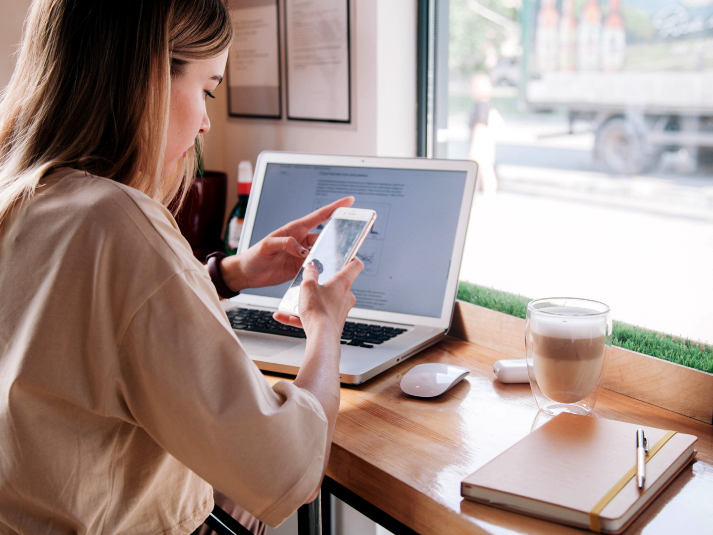 A woman using her mobile phone in a cafe